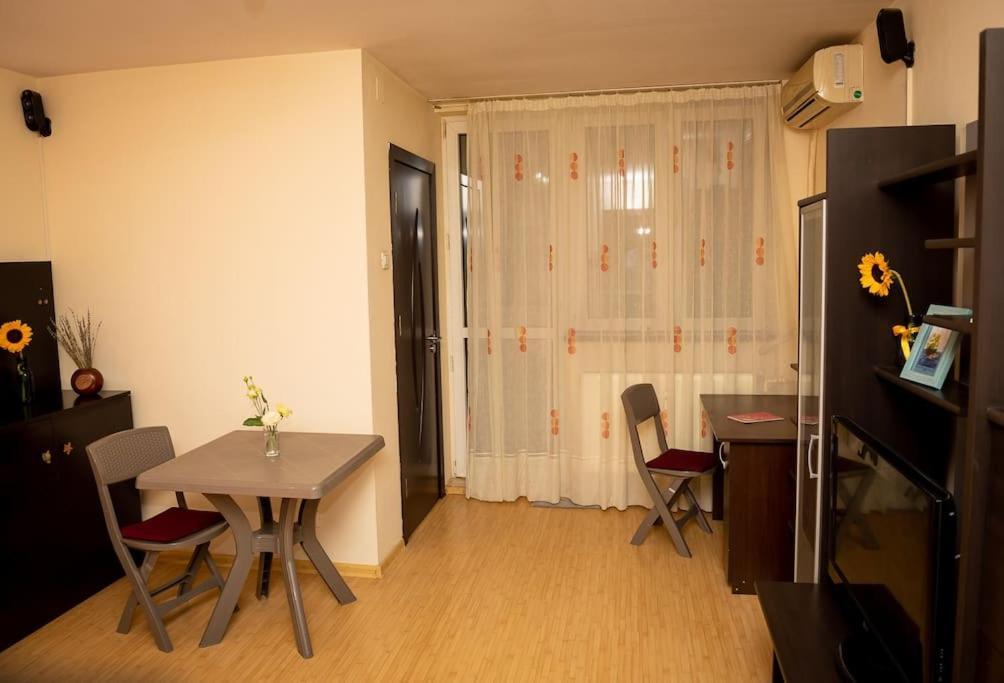Garsoniera Linistita Zona Vitan Bucarest Exterior foto